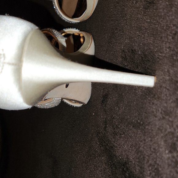 Badgley Mischka Ivory Satin Heels - Picture 6 of 13